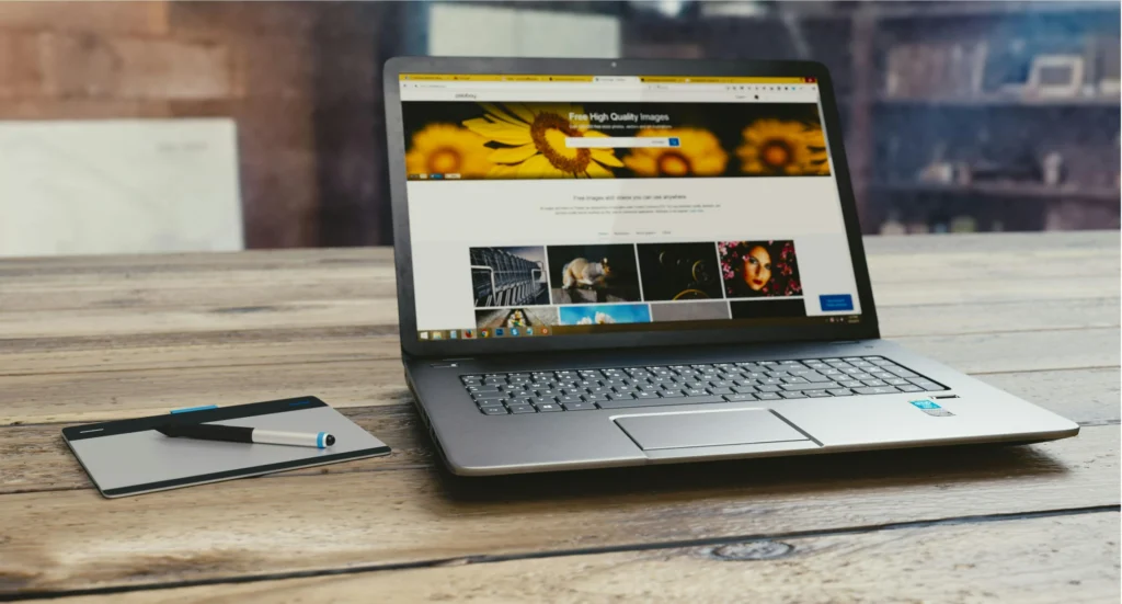 Nuestro servicios: Laptop que muestra una landing page